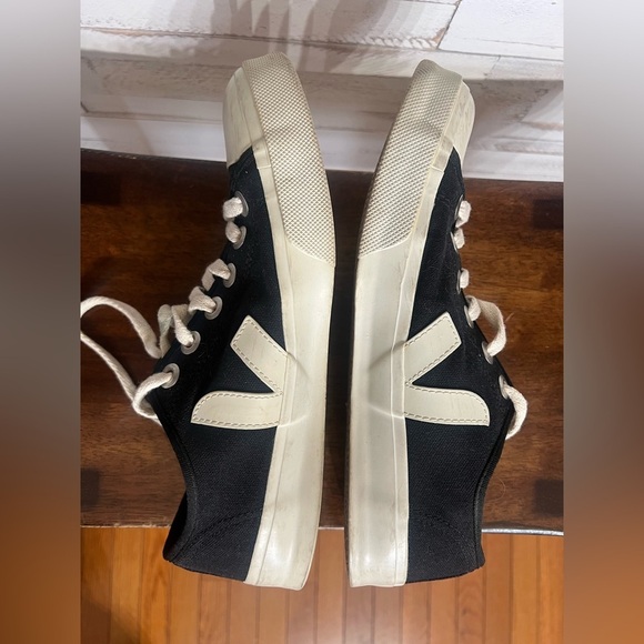Veja Wata II Low Top Sneaker Size 9 - Picture 6 of 11